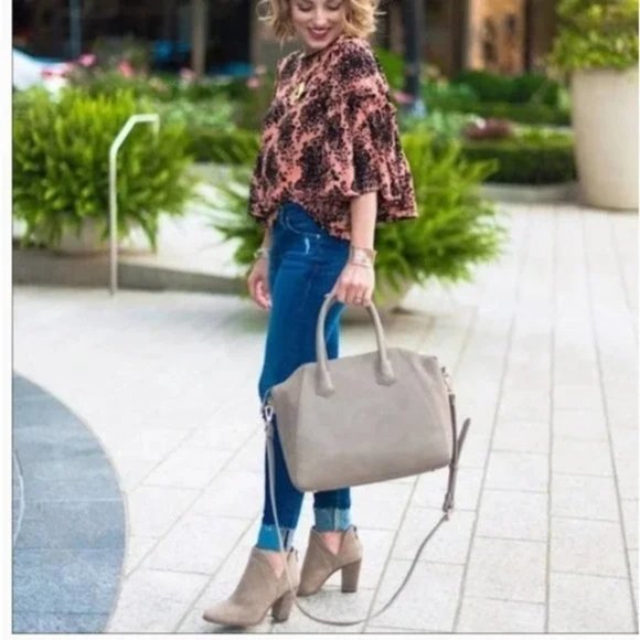 Sz 9 Vince Camuto Fileana French Taupe Split Shaft Laser Cut Out Ankle Boots - Picture 6 of 16